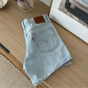 LEVIS 501 Light Wash Denim Shorts -Size 27